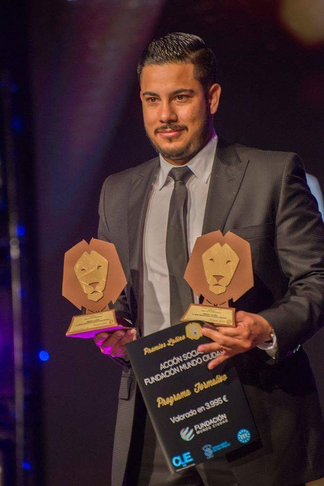Jonathan Sarmiento, director de cine mexicano, con sus reconocimientos de festivales
